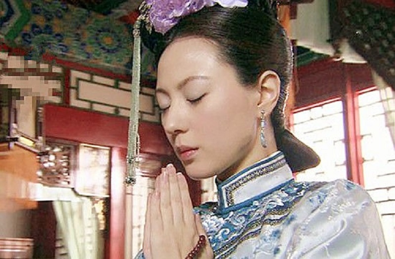 Nàng Nhược Lan do Lưu Lâm Du thủ vai trong Bộ Bộ Kinh Tâm có tính cách nhu mì, dịu dàng. Cô chắp tay và đeo chuỗi hạt cầu nguyện rất chân thành. Tính cách nhân vật Nhược Lan trong phim rất hiền thục, không tham vọng. Vì vậy, nhìn cô ấy cầu nguyện cũng đủ thấy tất cả chỉ để cho tâm hồn thanh thản.