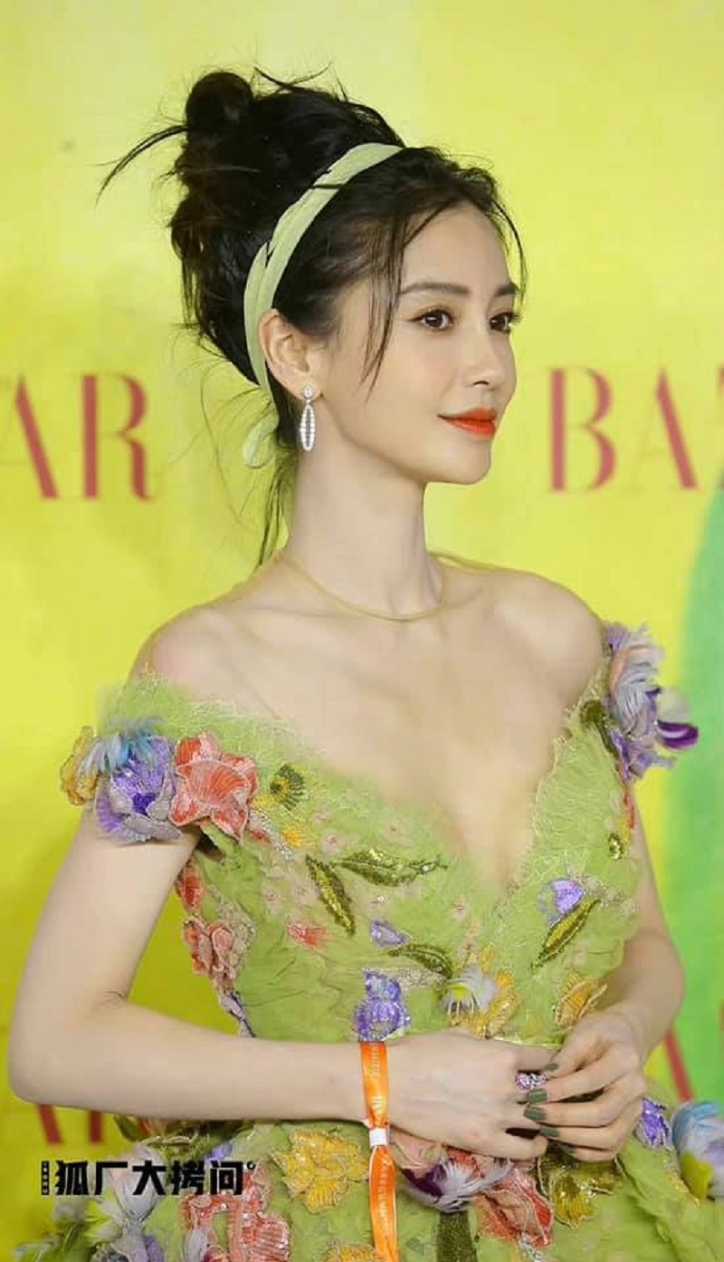 Angela Baby diện một chiếc váy xẻ sâu chữ V màu xanh lá cây, phần thân trên và eo được đính hoa lãng mạn, trông rất tinh tế và trang nhã. Người đẹp bới tóc cao, phụ kiện tóc cùng màu toát ra khí chất vô cùng xinh đẹp.