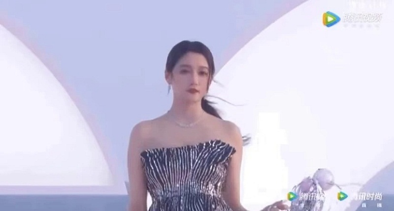Nhưng thực tế thì khiến fan của cô nàng khóc thét. Nhưng thực tế thì khiến fan của cô nàng khóc thét.