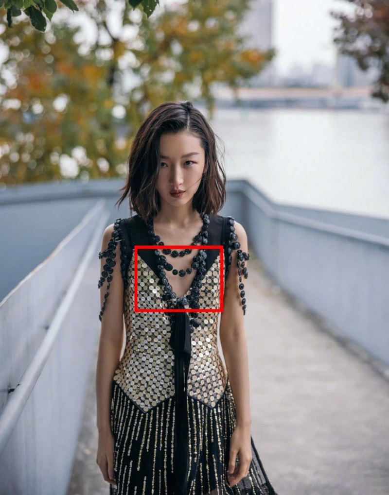 Cô nàng lọt thỏm trong bộ độ này. Cô nàng lọt thỏm trong bộ độ này.