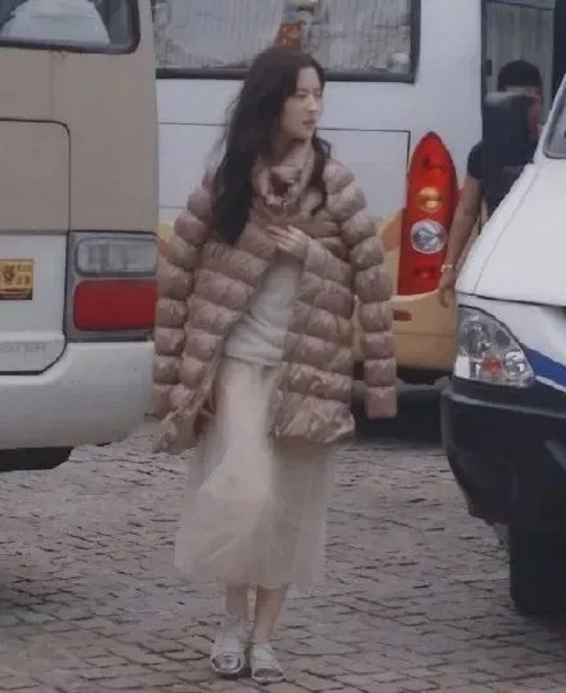 Một outfit lôi thôi nữa của Lưu Diệc Phi.