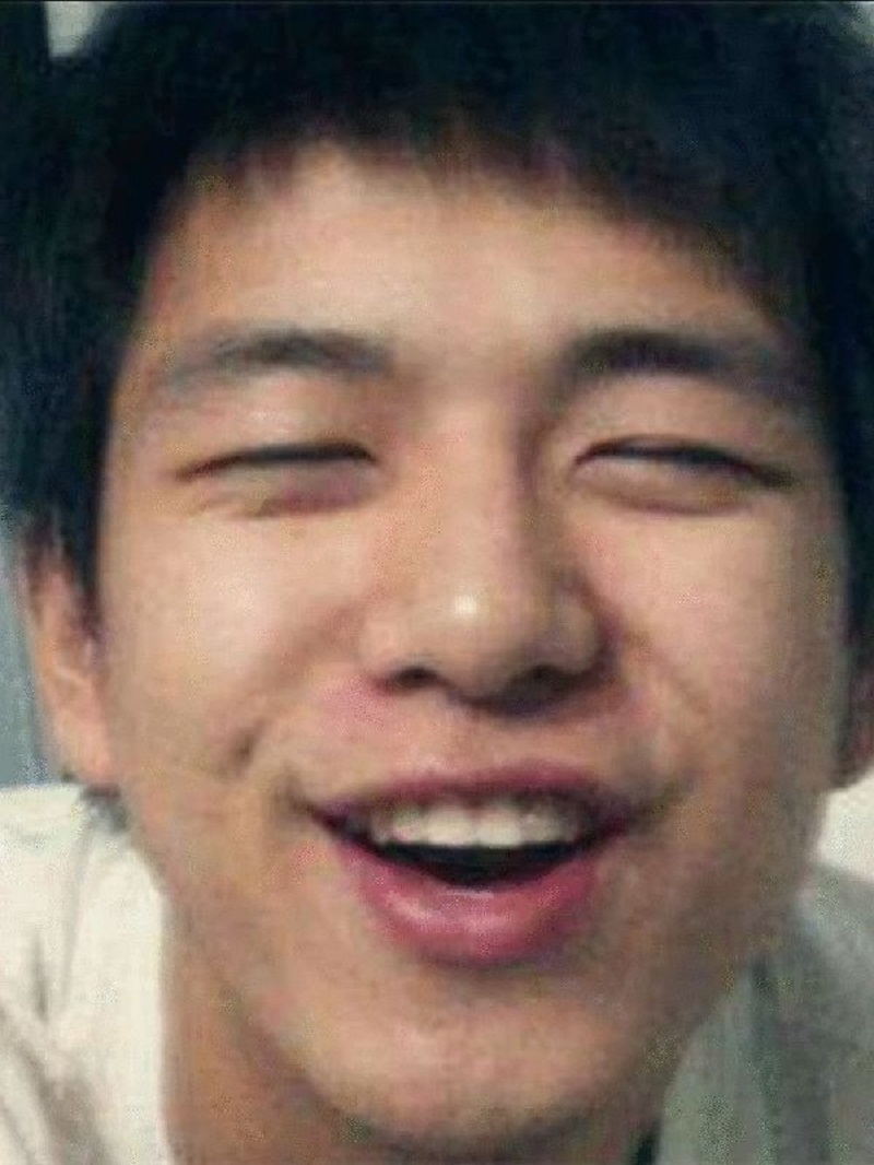 Còn cậu bé đáng yêu trong ảnh này thì sao, các bạn có nhận ra đó là ai không? Đó chính là Lý Hiện, anh chàng trở nên nổi tiếng sau Cá Mực Hầm Mật và đang có lượng fan vô cùng hùng hậu. Lý Hiện không phải anh chàng đẹp kiểu nam thần nhưng lại có nét đẹp rất duyên. Đôi mắt thời trung học của Lý Hiện tương đối nhỏ và đến giờ cũng không khá hơn là mấy. Khi cười, mắt Lý Hiện sẽ híp lại rất đáng yêu.