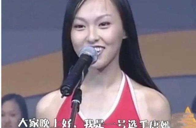 Hơn nữa, hàm răng Đường Yên khi đó cũng là một khuyết điểm lớn, chưa được chỉnh sửa hoàn hảo như bây giờ.
