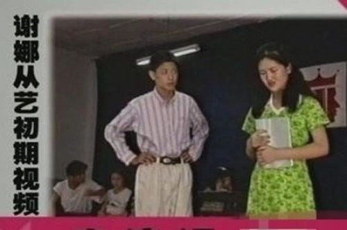 Có ai nhận ra đây chính là MC quốc dân Tạ Na? Khi còn học tại Học viện Nghệ thuật Điện ảnh và Truyền hình Tứ Xuyên, Tạ Na có khuôn mặt mộc mạc, đôi mắt nhỏ và ăn mặc rất giản dị.