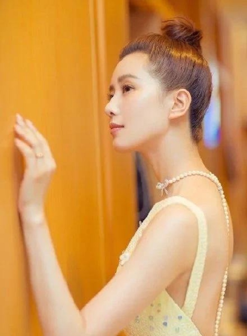 Lưu Thi Thi cũng nằm trong top những mỹ nhân 'sát gái' của Cbiz. Cô có dung mạo tuyệt mỹ, chiếc cần cổ thiên nga hoàn hảo, đường nét mềm mại và tươi tắn tự nhiên. Nhờ từng học múa nên tư thế của Lưu Thi Thi lúc nào cũng ngay thẳng, nổi bật.