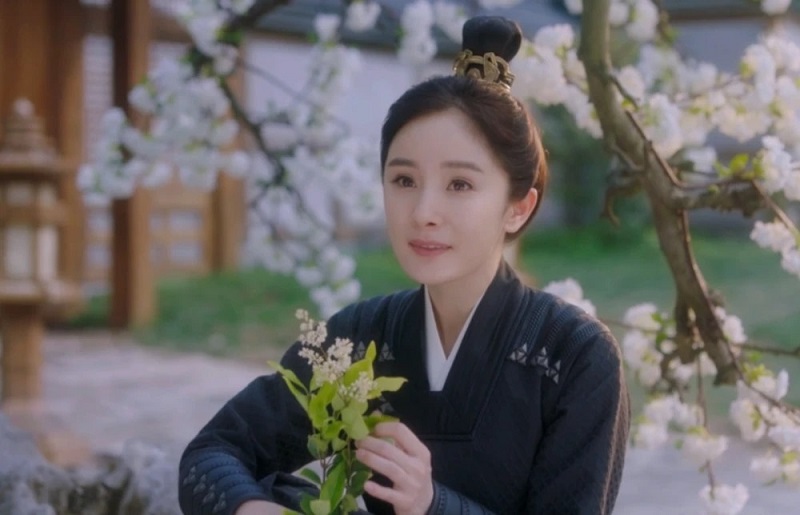 Trong cảnh quay này, 'anh chàng' Hải Thị vừa gắn mi giả lại còn dùng son hồng như thế muốn viết lên mặt dòng chữ 'ta là con gái'.