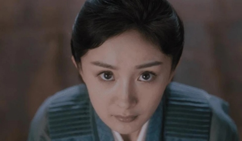 Cảnh Dương Mịch ngước mắt lên khiến cặp mi giả lộ rõ hơn bao giờ hết.