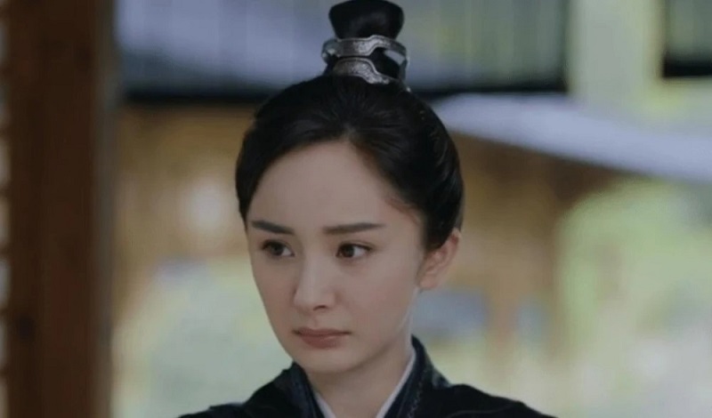 Dương Mịch khi giả trai trong Hộc Châu Phu Nhân cũng cố trang điểm nhạt nhòa nhất có thể nhưng nhất định không tháo mi giả.