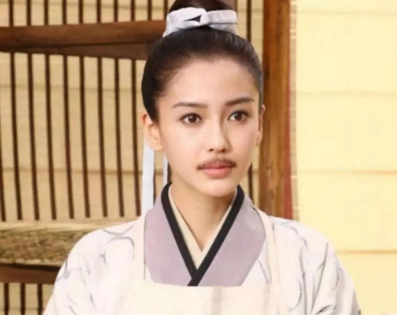 Angela Baby đã cố dán thêm bộ râu cho nam tính vậy tại sao không giật hàng mi giả ra?