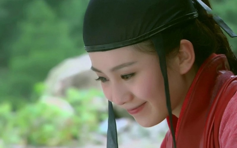 Những đường kẻ mắt và hàng mi cong vút như muốn nói với khán giả rằng 'đây là một cô gái'.