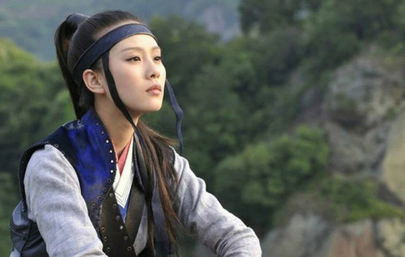 Lưu Thi Thi, người có mối quan hệ thân thiết với Dương Mịch cũng khó tránh khỏi tiếng sét ái tình với lông mi giả.