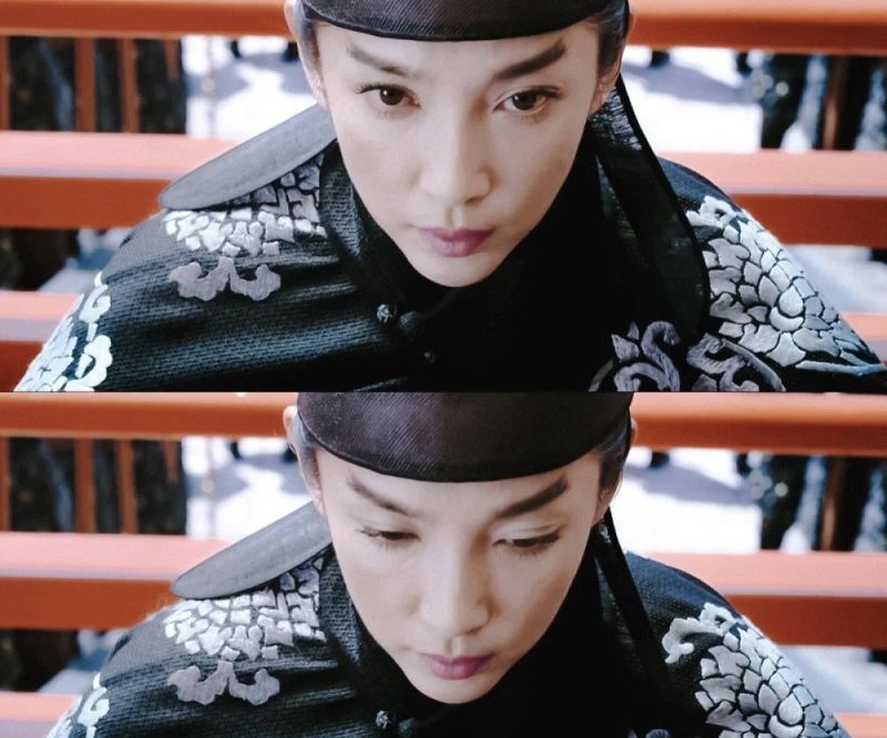 Dù không dùng son màu nhưng đường eyeliner dày và hàng mi giả vẫn tạo nên nét nữ tính, nhẹ nhàng.