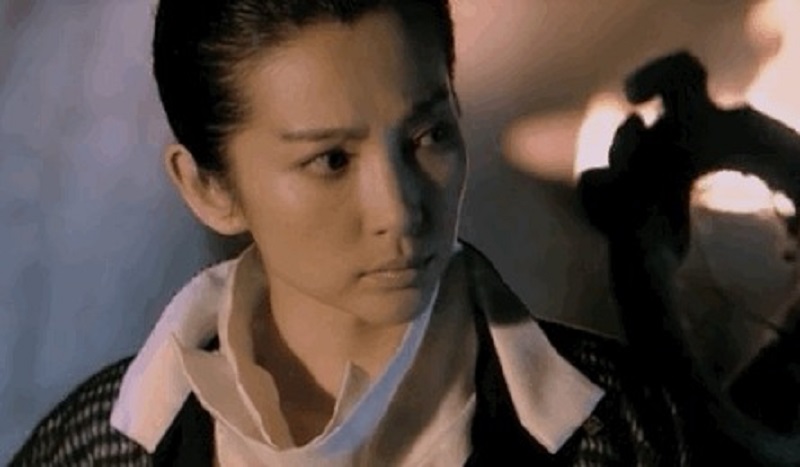 Không chỉ các sao trẻ, ngay cả nữ nghệ sĩ lão làng như Lý Băng Băng dù ra quốc tế đóng phim cũng không thể tháo cặp mi giả xuống.