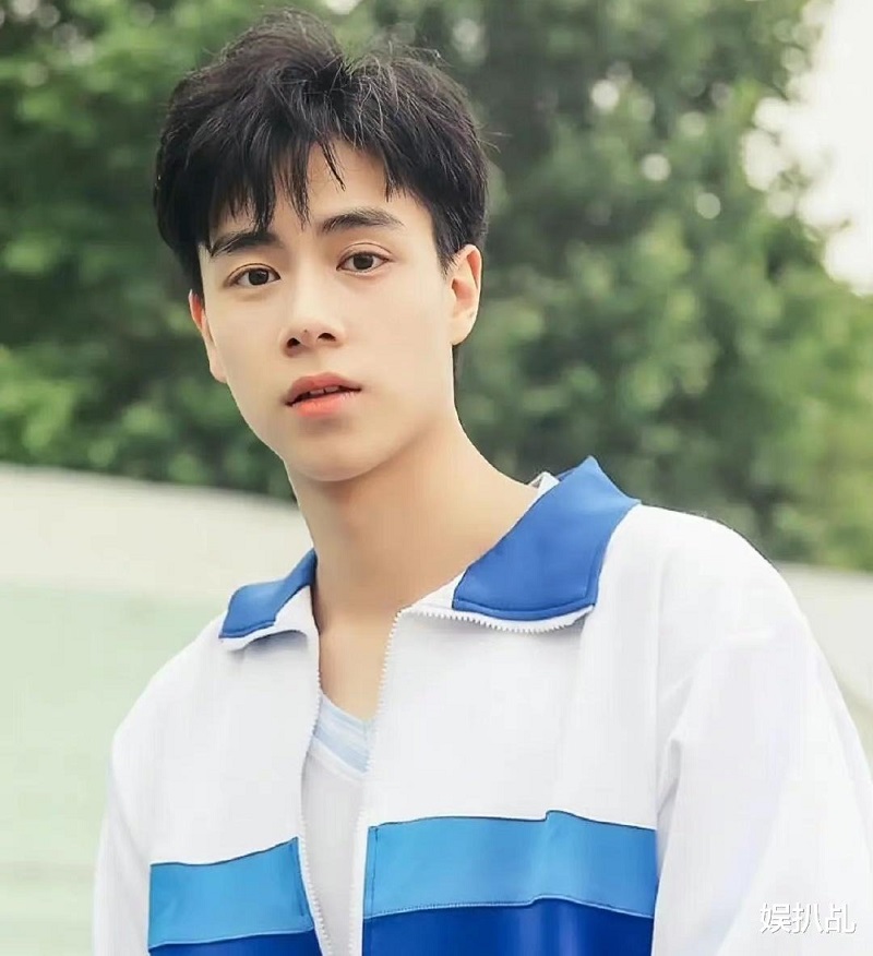 'Giang Thần' Hồ Nhất Thiên trong Gửi Thời Thanh Xuân Ngây Thơ Tươi Đẹp chắc chắn là 'người trong mộng' của rất nhiều cô gái. Một anh chàng chiều cao lý tưởng, sống mũi thẳng tắp và học siêu giỏi chẳng phải là mẫu crush của rất nhiều thiếu nữ hay sao?