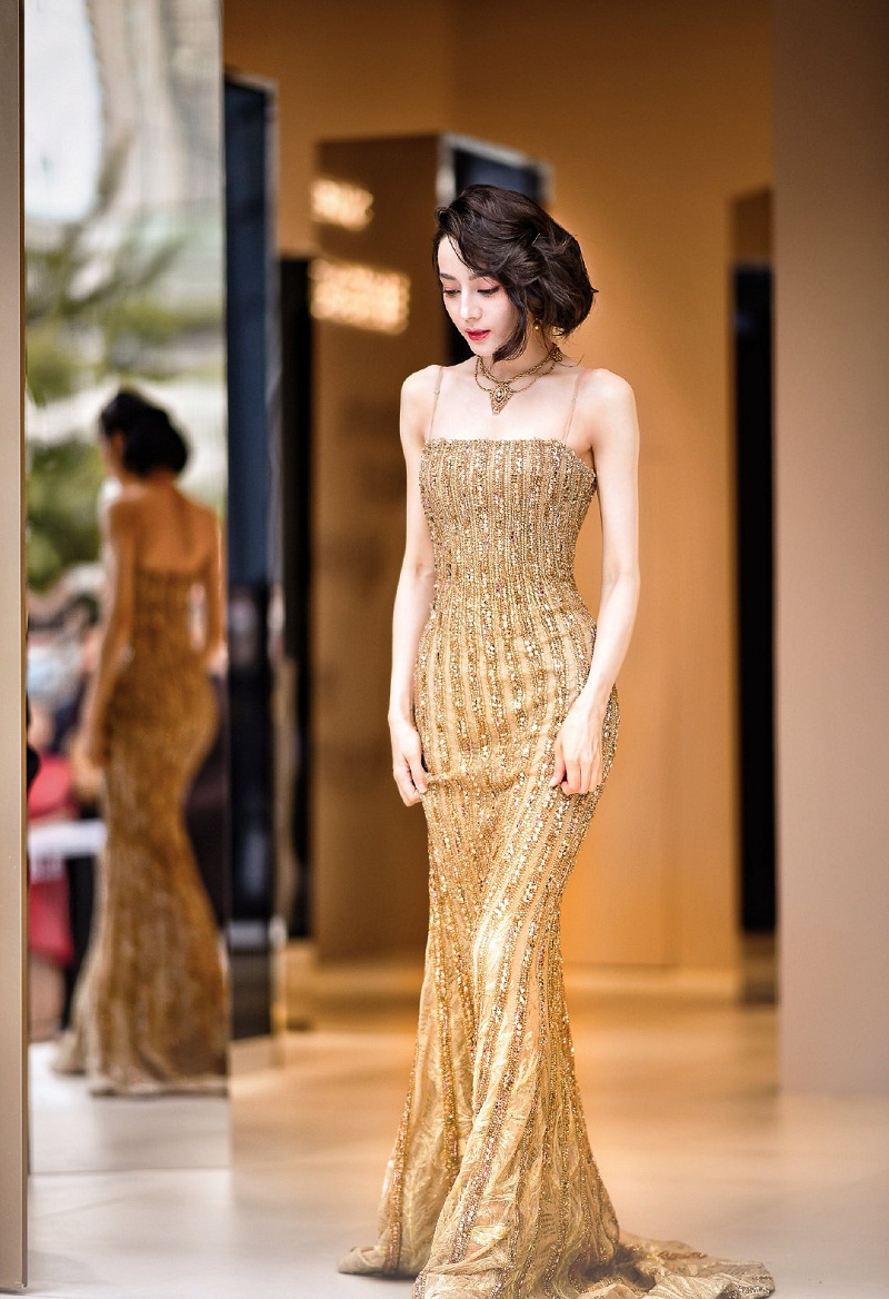 Sở hữu body đồng hồ cát, đến cái bóng lưng của Địch Lệ Nhiệt Ba trong gương cũng đẹp lộng lẫy. Cô nàng nằm trong top những sao nữ có vóc dáng mlem nhất Cbiz.