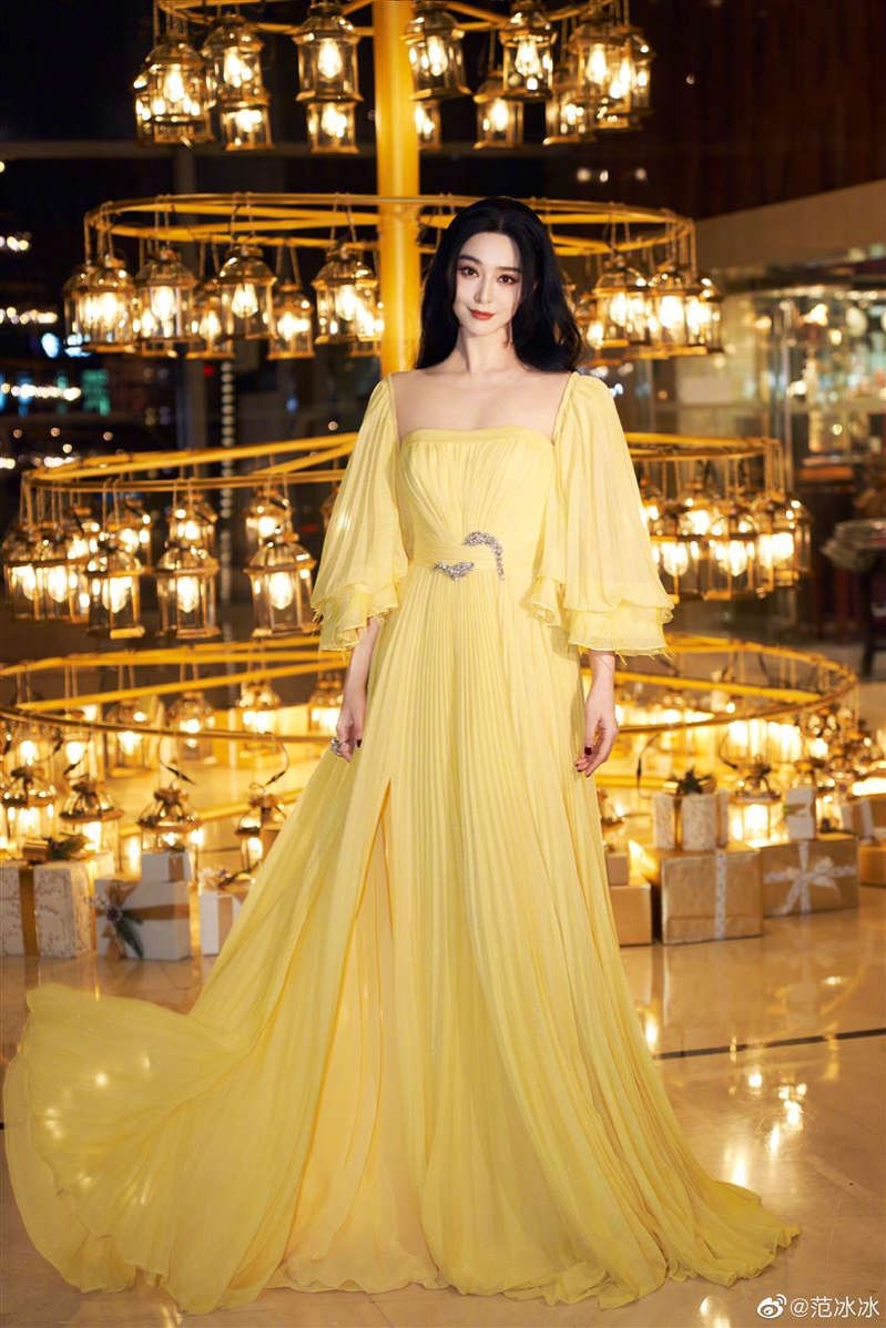 Phạm Băng Băng diện váy vàng nhạt đi dự sự kiện, cả người toát lên khí chất thần tiên. Ảnh: Weibo Phạm Băng Băng
