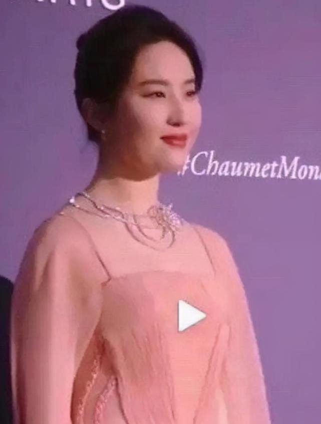 Mặt tiền phúc hậu của Lưu Diệc Phi khi tăng cân. Mặt tiền phúc hậu của Lưu Diệc Phi khi tăng cân.
