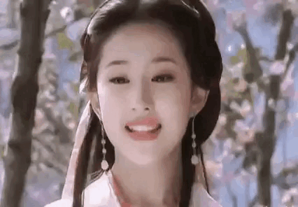 Khi vào vai Vương Ngữ Yên trong Thiên Long Bát Bộ, Lưu Diệc Phi mới 15 tuổi. Đây chính là vẻ đẹp mà nhà văn Kim Dung phải thừa nhận. Ông nói rằng nhờ có Diệc Phi mà khán giả đọc truyện của ông mới biết ông ấy không 'chém gió'. Thực sự có một người con gái đẹp như ngòi bút Kim Dung miêu tả và đó chính là Lưu Diệc Phi.