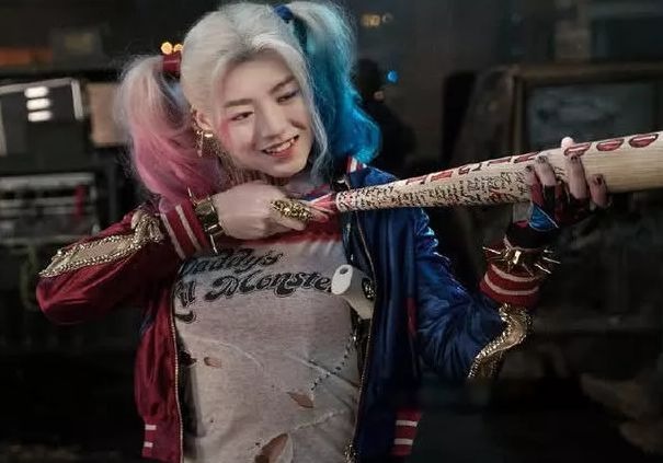 Bản thân Vương Tuấn Khải đã sở hữu ngoại hình anh tuấn và đáng yêu nên khi giả gái, anh ấy rất xinh đẹp. Khi hóa trang Harley Quinn, Vương Tuấn Khải vẫn không che giấu được sự đáng yêu của mình, đặc biệt là 2 chiếc răng hổ vô cùng duyên dáng. Cô hề này chắc chắn khiến nhiều khán giả phải si mê.