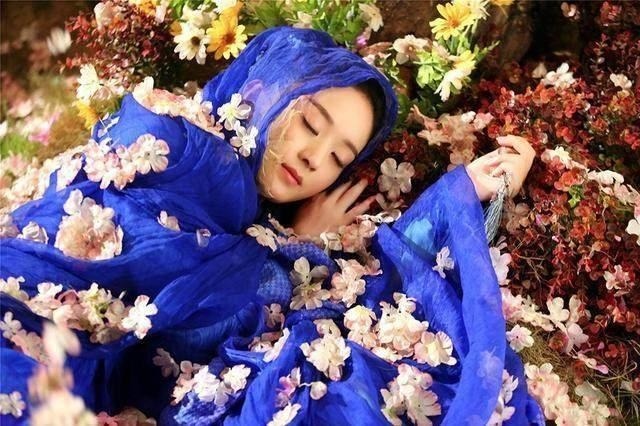 Cảnh ngủ đẹp đến ngạt thở của Triệu Lệ Dĩnh trong Minh Lan Truyện. Gương mặt ngây thơ, xinh đẹp, ngủ vùi trong làn váy xanh và những cánh hoa hồng phai vô cùng diễm lệ.