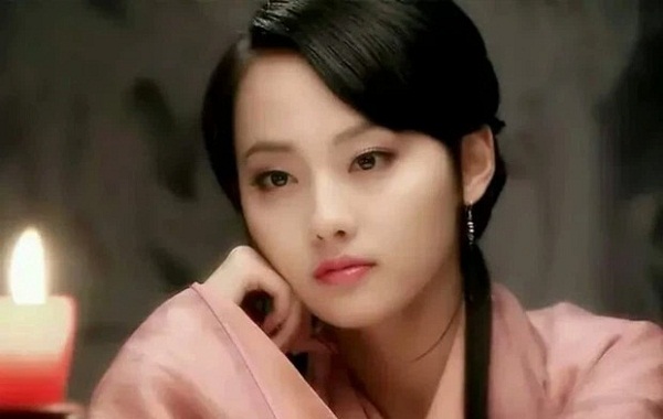 Trương Gia Nghê cũng từng vào vai ma nữ Nhiếp Tiểu Thiến trong Thiên Sư Chung Quỳ. Với đôi mắt sáng và vẻ đẹp thánh thiện, nhân vật của Trương Gia Nghê vừa hiền lương lại có chút u buồn. Lúc phim phát sóng, khán giả Trung Quốc còn nhận định ma nữ Nhiếp Tiểu Thiến của Trương Gia Nghê xinh đẹp chỉ sau Vương Tổ Hiền.