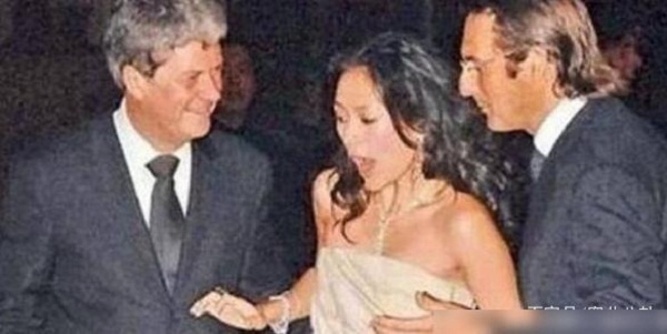 Sau khi nổi tiếng, Chương Tử Di tham gia nhiều sự kiện ở nước ngoài. Và ở đâu thì cũng xuất hiện 'bàn tay hư' như thế này.