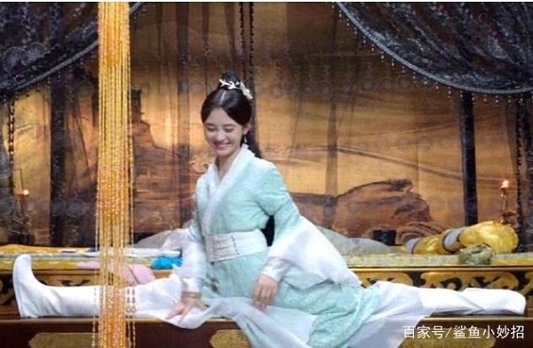 Dù có bị chê diễn dở thì Cúc Tịnh Y vẫn có rất nhiều tài lẻ. Một trong số đó là đây, hai chân xoạc thẳng tưng.