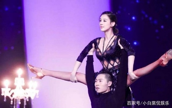 Cũng như các chị em kể trên, Huỳnh Thánh Y là dân khiêu vũ có nghề. Cô làm những động tác cần sự mềm dẻo rất đơn giản.