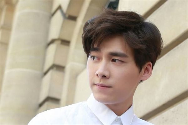 Lý Dịch Phong ra mắt lần đầu với tư cách là một ca sĩ nhưng độ nổi tiếng còn chưa cao. Sau đó, anh trở thành bạn diễn của Dương Mịch trong Cổ Kiếm Kỳ Đàm và trở nên nổi tiếng. Mặc dù kỹ năng diễn xuất của Lý Dịch Phong khi ấy còn hạn chế nhưng dần dần được cải thiện và giờ đã được công chúng ghi nhận.