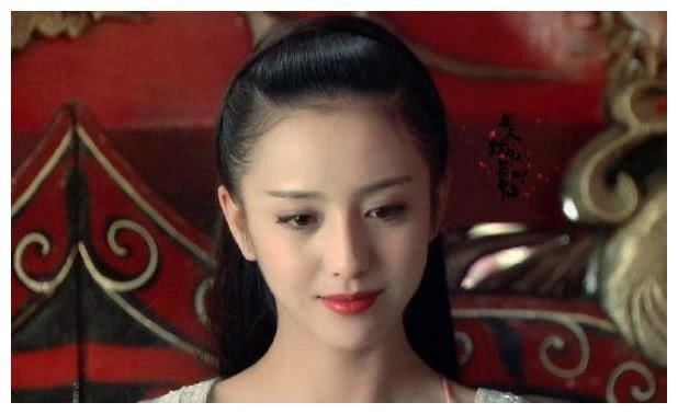 Đồng Lệ Á là mỹ nhân đến từ Tân Cương, sở hữu gương mặt có chiều sâu, các nét hài hòa, tinh tế. Nhiều khán giả đã thở chậm lại một nhịp khi nhìn thấy tạo hình Triệu Phi Yến của Đồng Lệ Á. Khi mặc đồ cổ trang, Đồng Lệ Á không cần quá nhiều phụ kiện vẫn xinh đẹp tựa một làn gió xuân dịu dàng, ấm áp.