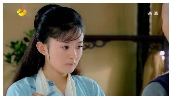 Triệu Lệ Dĩnh là kiểu mỹ nhân nhỏ nhắn, mảnh mai. Các trang phục cổ trang khiến vẻ đẹp của cô trở nên trong sáng và thuần khiết hơn. Không cần trang điểm lộng lẫy, phụ kiện diêm dúa thì Triệu Lệ Dĩnh vẫn đẹp động lòng người.