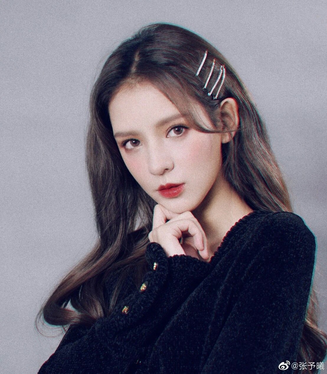 Trương Dư Hi là cái tên vừa quen, vừa lạ. Cô xuất phát điểm là một hot girl mạng, bạn gái cũ của 'thiếu gia tỷ đô' Vương Tư Thông. Sau đó, nhờ ngoại hình xuất sắc của mình, Trương Dư Hi đặt chân vào showbiz và có được nhiều tác phẩm trong những năm gần đây. Tuy nhiên, diễn xuất của người đẹp trồi sụt không ổn định, vẫn bị netizen coi là 'bình hoa di động'.