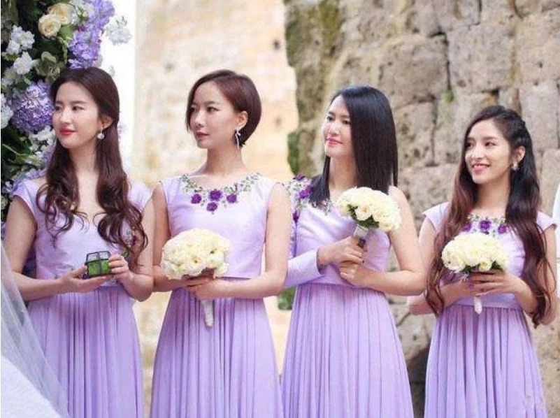 Có thông tin cho rằng bộ váy phù dâu mà Trương Lương Dĩnh chuẩn bị cho bạn bè là thiết kế riêng, có giá khoảng 60.000 NDT (hơn 200 triệu đồng). Chính vì vậy mà Trương Lương Dĩnh được netizen gọi vui là 