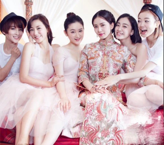 Những chiếc váy phù dâu mà Lưu Thi Thi chuẩn bị cũng rất tinh tế. Màu hồng phấn tôn da khiến các cô phù dâu trông như những nàng công chúa nhỏ.