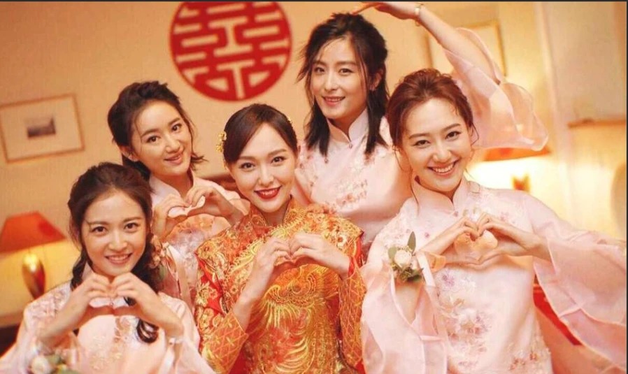 Đường Yên mặc trang phục truyền thống khi kết hôn, vì vậy cô cũng chuẩn bị bộ áo dài màu hồng nhạt cho các phù dâu. Mỗi bộ váy được thêu hoa tinh xảo, tôn lên vẻ đẹp của các cô gái nhưng không lấn át cô dâu.