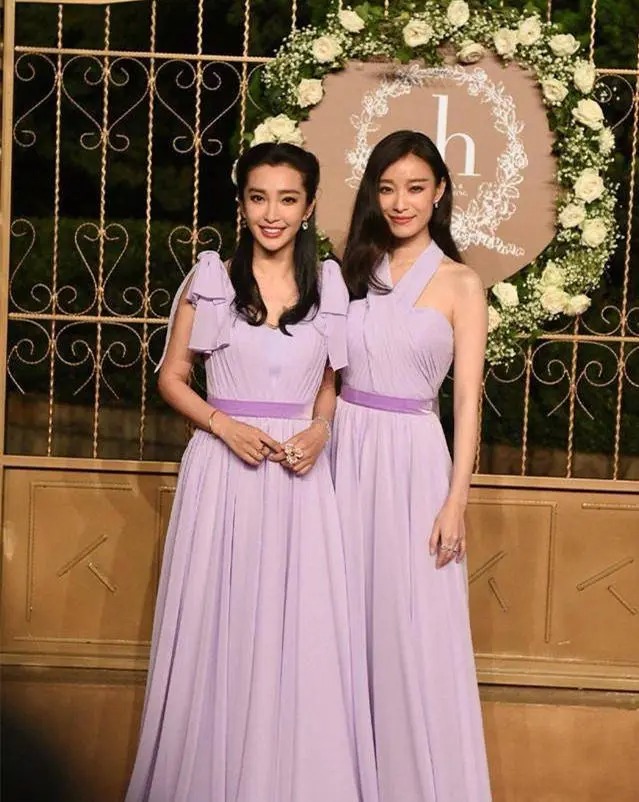 Bộ váy phù dâu thứ 2 trong đám cưới Angela Baby và Huỳnh Hiểu Minh theo phong cách phương Tây trong đẹp hơn hẳn bộ truyền thống nhưng họa tiết cũng rất rẻ tiền. Ngay cả Lý Băng Băng và Nghê Ni đều trở nên 