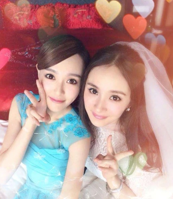 Năm 2014, Dương Mịch làm đám cưới và chỉ mời bạn thân Đường Yên làm phù dâu. Chiếc váy màu xanh Đường Yên mặc khi ấy lại không nịnh dáng, khiến bản thân cô gầy hơn rất nhiều.