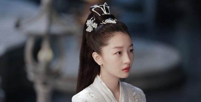 Vị trí thứ 9 thuộc về Châu Đông Vũ trong Thiên Cổ Quyết Trần. Có lẽ việc đưa Đông Vũ vào danh sách này khá khiên cưỡng bởi tạo hình của cô bị chê lên chê xuống. Vì dáng người nhỏ bé nên Châu Đông Vũ thực sự không toát lên được khí chất của nữ chính. Cô ấy yếu đuối cần che chở chứ không giống một vị thần bảo vệ người dân.