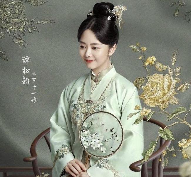 Nhân vật La Thập Nhất Nương của Đàm Tùng Vận trong Cẩm Tâm Tựa Ngọc đứng ở vị trí thứ 4. Trang phục của cô trong phim đẹp mắt, gương mặt phúng phính càng muôn phần đáng yêu.