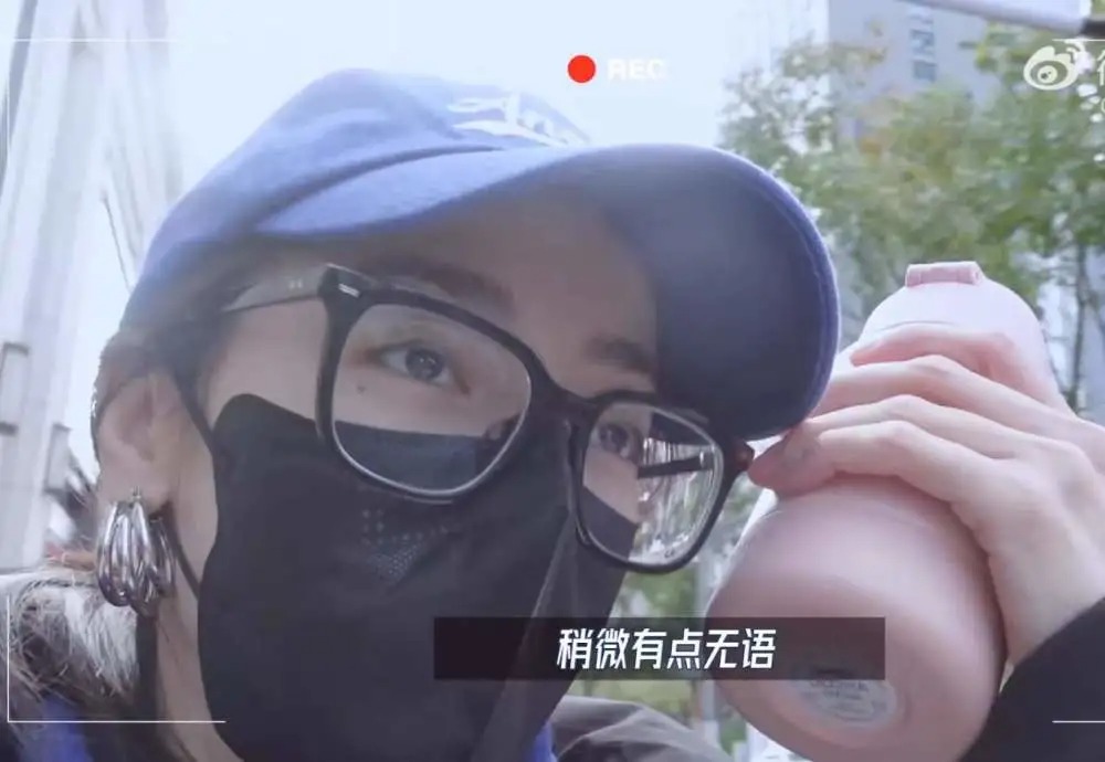 Nốt ruồi ở đuôi mắt của Địch Lệ Nhiệt Ba bị netizen soi ra. Nốt ruồi ở đuôi mắt của Địch Lệ Nhiệt Ba bị netizen soi ra.