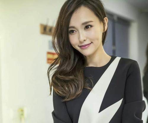 Đường Yên sở hữu gương mặt xinh xắn với chiếc cằm nhọn, đôi má lúm đồng tiền dễ thương. Khuyết điểm duy nhất trên gương mặt cô chính là hàm răng hơi xô lệch. Vì vậy, Đường Yên hiếm khi cười trên phim. Khi tham gia bất cứ sự kiện gì Đường Yên cũng cố gắng kiềm chế nụ cười của mình.