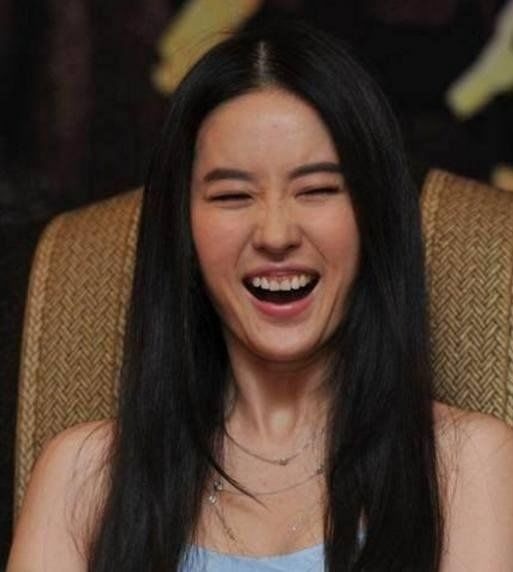 Lưu Diệc Phi chỉ xinh đẹp khi không cười. Và bức ảnh này đã chứng minh điều đó. Một nụ cười lớn đánh bay khí chất thần tiên tỷ tỷ.