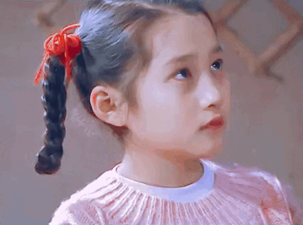 Cũng xuất thân là diễn viên nhí nên Quan Hiểu Đồng đã dắt lưng kha khá phim. Netizen đều công nhận ngày bé Hiểu Đồng diễn xuất vô cùng tự nhiên, đáng yêu.