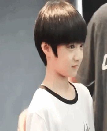 Lưu Diệu Văn khi nhỏ cũng dịu dàng, điển trai như cậu bé nhà bên vậy.