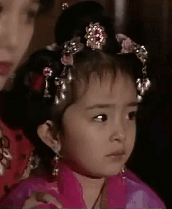 Khoảnh khắc tiểu Dương Mịch khiến netizen tan chảy vì quá đáng yêu. Được biết cô nàng ăn cơm phim trường từ khi còn bé xíu nên có nhiều lần vô tình lọt vào phim mà không biết.