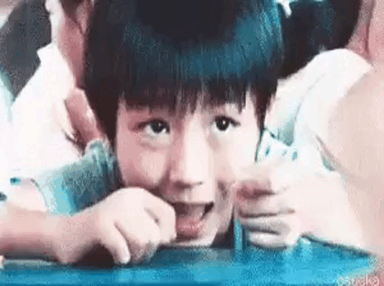 Em bé Vương Tuấn Khải dễ thương từ nhỏ đến lớn. Netizen nhận xét Tuấn Khải dường như không thay đổi nhiều so với hồi bé, cậu ấy chỉ đổi size người còn gương mặt vẫn ngây thơ đáng yêu như vậy.