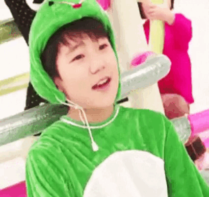 'Bé ếch xanh' Vương Nguyên khiến bao cô gái si mê vì quá dễ thương.