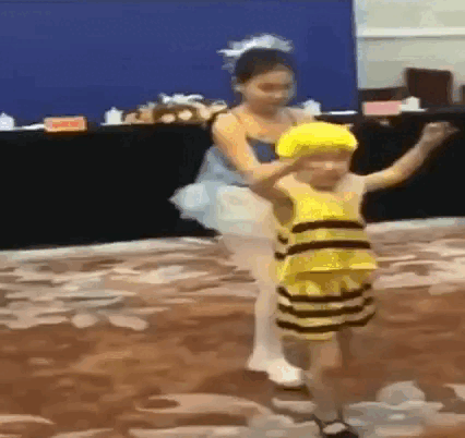 Quá khứ không bao giờ ngủ yên của Dịch Dương Thiên Tỉ. Có ai muốn hốt 'bé ong vàng' này về nuôi không? Chắc chắn người ta xếp hàng đếm không xuể!