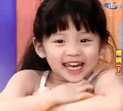 Bé Âu Dương Na Na với biểu cảm viral một thời. Giờ đây cô bé ấy đã trở thành một mỹ nhân xinh đẹp rồi.