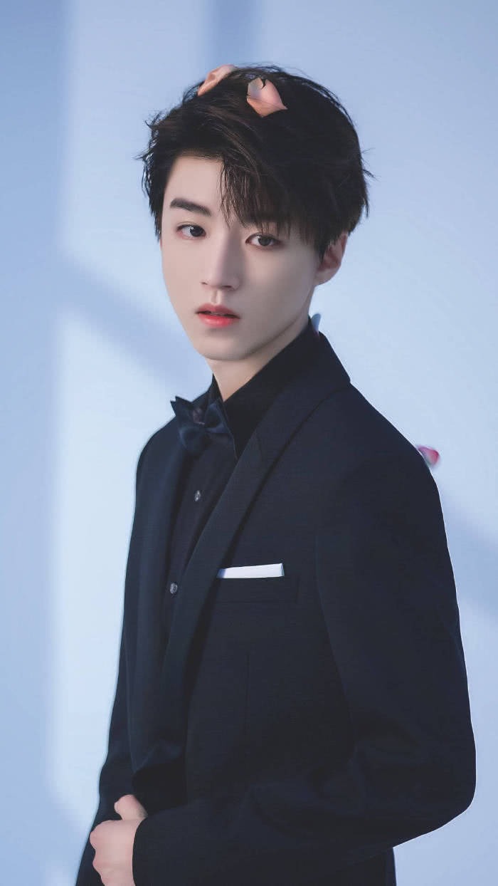 Người anh em tốt của Dịch Dương Thiên Tỉ, Vương Tuấn Khải cũng sở hữu vòng eo vạn người mê, chỉ có 63cm khi mặc áo sơ mi. Khi nghe đến con số này nhiều người đã cảm thấy khủng hoảng. Tờ Sohu cho rằng khoảng 70% các cô gái bình thường không thể có được vòng eo như của Tuấn Khải. Vòng eo rắn nước của anh ấy thực khiến bao cô gái cảm thấy xấu hổ.